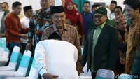 JK hadir dengan mengenakan batik lengan panjang. Wapres RI itu juga memakai peci warna hitam. Kedatangannya disambut oleh sejumlah petinggi PKB.