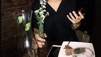 Sepotong cake cokelat jadi pilihan Juliana saat santai. Ia terlihat menikmati cake sambil memainkan ponselnya. Foto: instagram @julianamoechtar