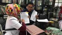 Saat ujian kompetensi, drg Romi Sofpa Ismael meraih ranking 1. Ia duduk di kursi roda pasca melahirkan anak keduanya pada 2016 lalu.