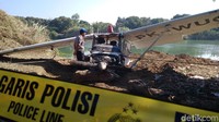 Sungai lokasi jatuhnya pesawat juga masih digaris polisi.