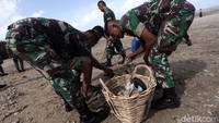 Aksi bersih-bersih sampah ini diselenggarakan dalam rangka HUT Bhayangkara ke-73.
