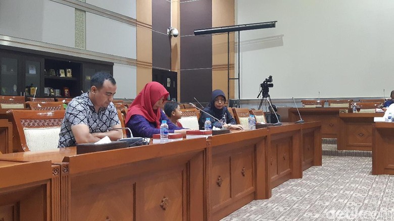 Baiq Nuril Menangis di Komisi III DPR Berharap Amnesti Disetujui Baiq Nuril Menangis di Komisi III DPR Berharap Amnesti Disetujui