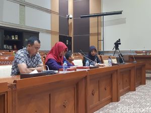 Baiq Nuril Menangis di Komisi III DPR Berharap Amnesti Disetujui
