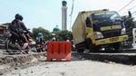 Aksi Sopir Menantang Maut di Jembatan Amblas Tegal Alur