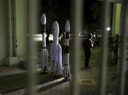 Melihat India Lesatkan Roket Menuju Bulan, Rakyat Merayakan