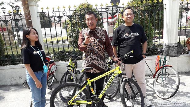 Wali Kota Yogyakarta, Haryadi Suyuti luncurkan sepeda listrik di Malioboro. 