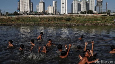 Keceriaan Anak-anak Bermain di Kanal Banjir Barat