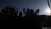Anak-anak itu beranjak pulang saat menjelang magrib.