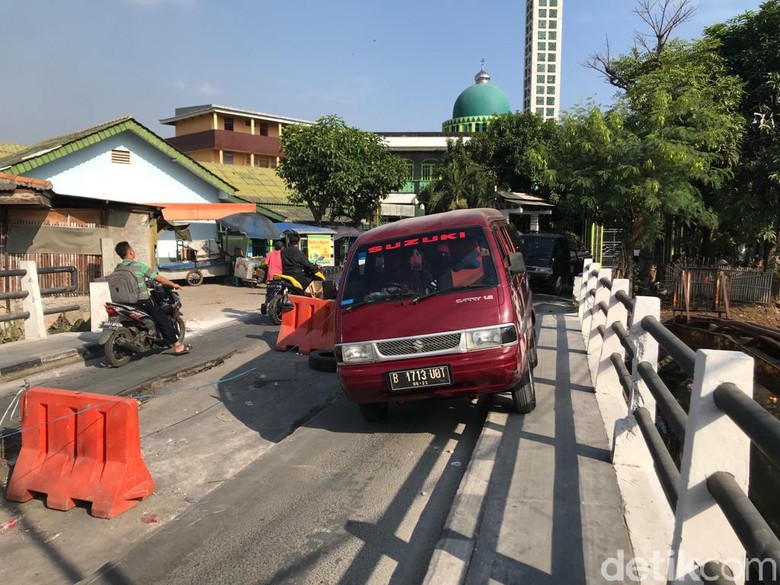 Tolong! Jembatan di Tegal Alur Jakbar Ini Amblas Berminggu-minggu