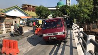 Jembatan di Jalan Kamal Raya, Tegal Alur, Jakarta Barat ini amblas bagian tengahnya. Kondisi ini mengganggu kelancaran lalu lintas di lokasi. (Rolando/detikcom)