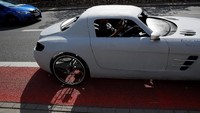 Burek merombak sepedanya menyerupai mobil Mercedes SLS AMG berkapasitas satu orang.