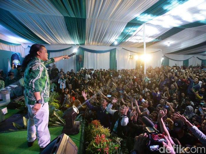 Perayaan hari lahir Partai Kebangkitan Bangsa (PKB) dimeriahkan oleh Didi Kempot. Didi Kempot dan Muhaimin Iskandar sempat bernyanyi bersama dalam acara yang digelar di kantor DPP PKB, Jl Raden Saleh, Jakarta Pusat, Selasa (23/7/2019).