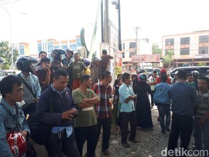 Lokasi Baku Tembak Bandar Narkoba di Riau Jadi Tontonan Warga