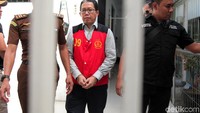 Jokdri meninggalkan ruang sidang dengan memakai rompi tahanan. Tangannya juga diborgol.