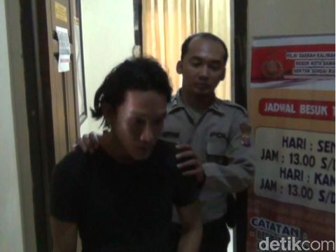 Febyansyah alias Arow (33) ditangkap polisi setelah mencuri handphone dan dompet berisi uang Rp 600 ribu di rumah warga. 
