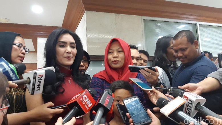 Hadir di Pleno Komisi III DPR, Baiq Nuril: Mudah-mudahan Lancar Hadir di Pleno Komisi III DPR, Baiq Nuril: Mudah-mudahan Lancar