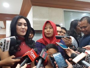 Hadir di Pleno Komisi III DPR, Baiq Nuril: Mudah-mudahan Lancar