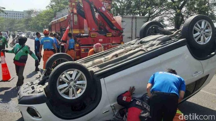 SUV Terbalik di Depan Waduk Unesa, Dua Orang Luka