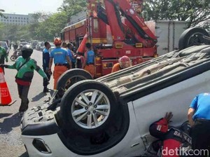 SUV Terbalik di Depan Waduk Unesa, Dua Orang Luka