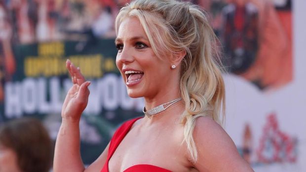 Britney Spears poses at the premiere of 