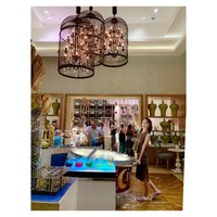 Ketika jalan-jalan, Yoona juga tak ragu mengenakan rok. Dalam foto berikut, ia tampak menggabungkan atasan ruffle dan rok yang sewarna. Di kesempatan tersebut, wanita 29 tahun itu mengenakan sandal sehingga tampak kasual. Foto: Instagram @yoona__lim