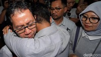 Usai menjalani sidang vonis tersebut, keluarga menghampiri Jokdri dan memeluk mantan Plt Ketum PSSI tersebut.