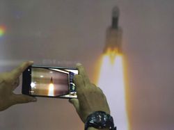 Melihat India Lesatkan Roket Menuju Bulan, Rakyat Merayakan