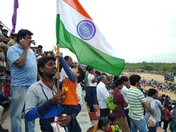 Melihat India Lesatkan Roket Menuju Bulan, Rakyat Merayakan