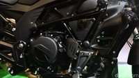 Area mesinnya terlihat kokoh dan padat dengan aplikasi sistem pendingin radiator yang besar.
