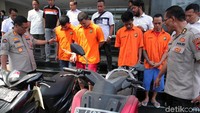 Argo menyebut kedua orang ini adalah perantau dari wilayah Jawa ke Jakarta.