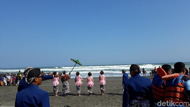 Labuhan Bekti Pertiwi Pisungsun Jaladri di Pantai Parangkusumo, Bantul.