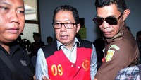 Jokdri juga dikawal oleh petugas saat meninggalkan ruang sidang.