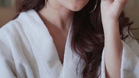 Melihat foto ini lebih segar mana hayo? Senyumnya Juliana atau potongan jeruk ini? Foto: instagram @julianamoechtar