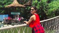 Perempuan cantik ini juga suka jalan-jalan lho. (eishasingh/Instagram)