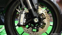 Motor ini kelihatan gagah karena menggunakan profil ban super bar. Di bagian depan ada ban ukuran 120/70, dan di belakang ada ban berukuran 160/60. Kedua ban tersebut menemani pelek palang dengan diameter 17 inci.