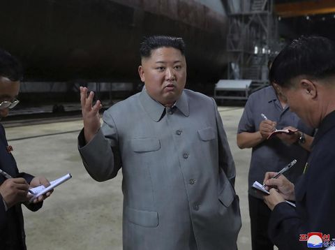 Kim Jong-Un saat menginspeksi kapal selam terbaru Korut