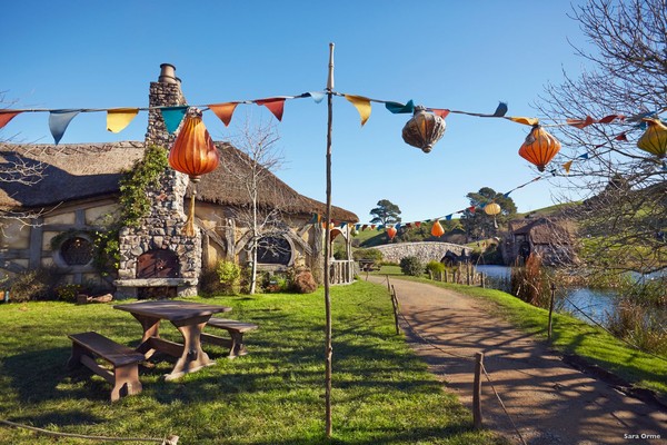 Pencinta film The Hobbit, saat berkunjung ke Selandia Baru wajib datang ke Hobbiton Movie Set. Anak Anda akan terpesona melihat lokasi syuting dari dua film box office, The Lord of The Rings dan The Hobbit (Tourism New Zealand) Pencinta film The Hobbit, saat berkunjung ke Selandia Baru wajib datang ke Hobbiton Movie Set. Anak Anda akan terpesona melihat lokasi syuting dari dua film box office, The Lord of The Rings dan The Hobbit (Tourism New Zealand)