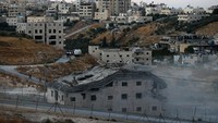 Penghancuran rumah-rumah di permukiman warga Palestina ini membuat mereka terpaksa menggelandang di jalan karena kehilangan tempat tinggal. Mereka pun mengatakan mereka mendapatkan izin untuk membangun oleh Otoritas Palestina dan mereka menuduh Israel berupaya merebut tanah di Tepi Barat. Reuters/Mussa Issa Qawasma.
