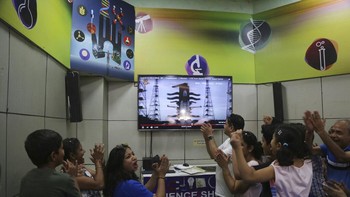 Misi bersejarah ini disiarkan langsung oleh televisi dan dirayakan rakyat India. Foto: Associated Press