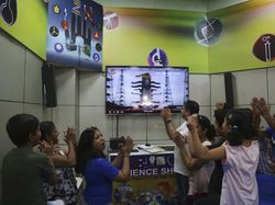 Melihat India Lesatkan Roket Menuju Bulan, Rakyat Merayakan