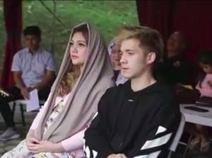 Berkerudung, Celine Evangelista Gelar Pemberkatan 7 Bulanan Anak