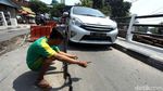 Aksi Sopir Menantang Maut di Jembatan Amblas Tegal Alur