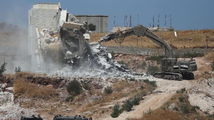 Israel mulai hancurkan rumah-rumah warga Palestina yang berada terlalu dekat dengan tembok pemisah di kawasan Tepi Barat. Israel sebut permukiman itu ilegal.