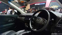 Sedangkan interior terdapat floor mat dan emblem Mugen.
