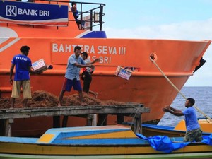 Kala Bank Terapung Disulap Jadi Kapal Bantuan di Halmahera Selatan