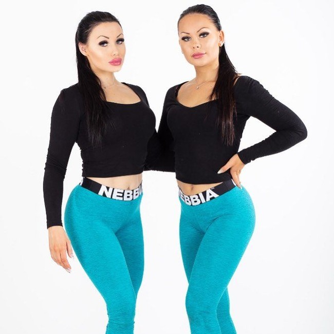 Dua wanita ini adalah sepasang sahabat. Saking dekatnya, keduanya bahkan menyebut hubungan mereka sebagai kakak beradik. Wanita bernama Julia dan Sofia itu bahkan terobsesi menjadi wanita kembar. Foto: Instagram