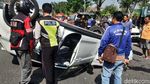 Sopir Mengantuk, SUV Terbalik di Depan Waduk Unesa