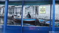 Kapal dilarang bersandar di sekitar proyek karena ada pembangunan tanggul.