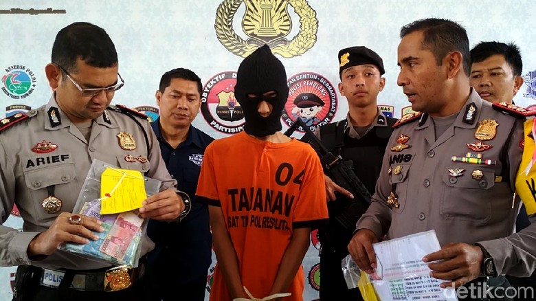 Ternyata Pemuda Ini yang Mengoperasikan Kost Drive Thru di Blitar Ternyata Pemuda Ini yang Mengoperasikan Kost Drive Thru di Blitar