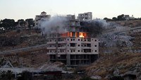 Penghancuran rumah di Wadi Hummus ini cukup kontroversial karena gedung-gedungnya sebagian terletak di Tepi Barat, di bawah Otoritas Palestina namun di dekat perbatasan Israel. Perbatasan ini dibangun di seputar Tepi Barat pada saat intifada kedua Palestina yang dimulai pada tahun 2000. Reuters/Ammar Awad.